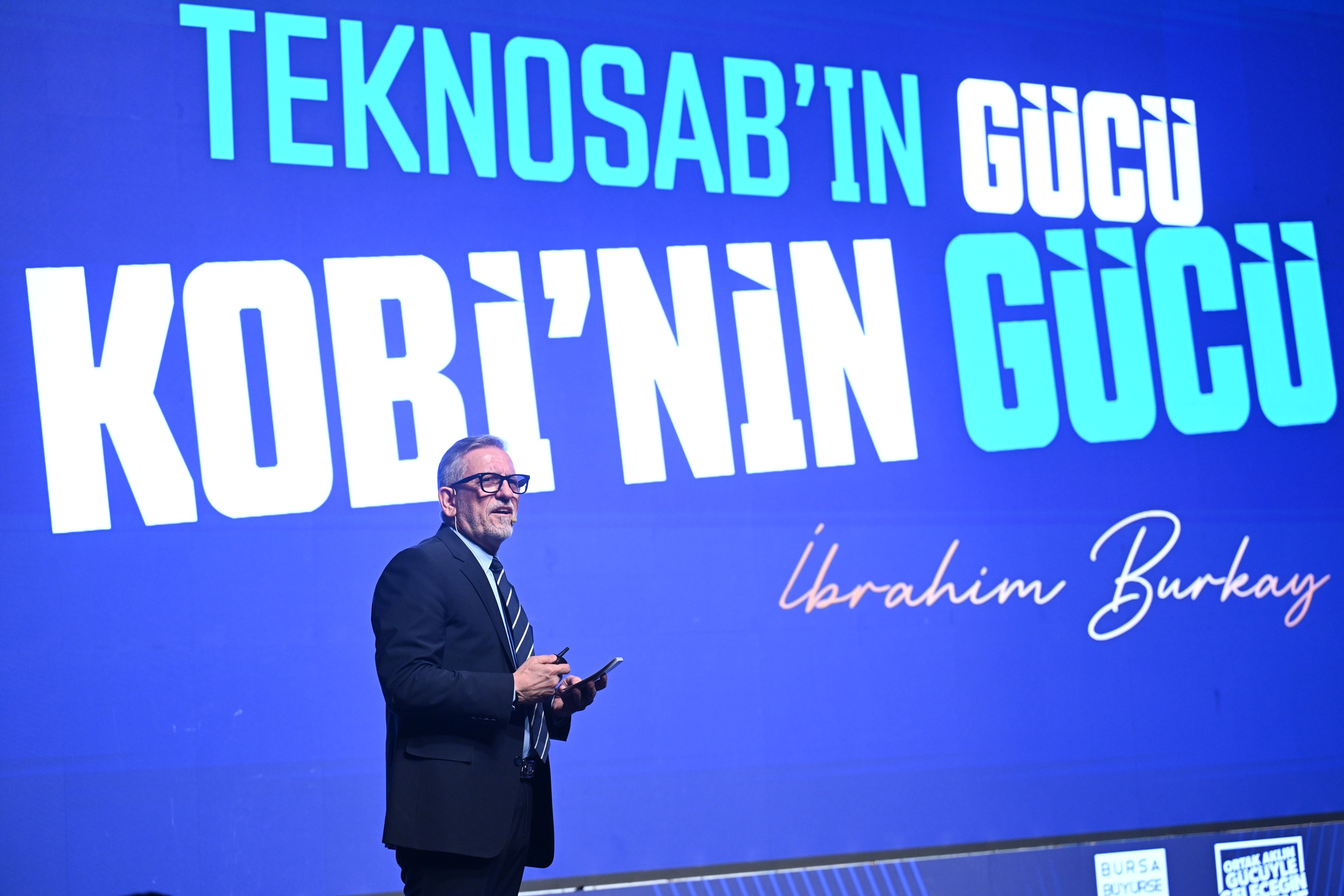 Burkay'dan Gövde Gösterisi